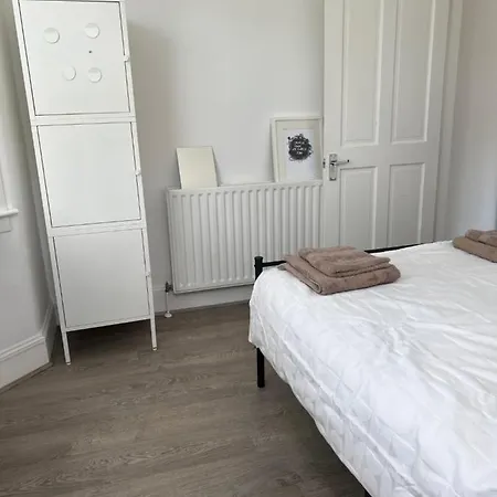 Bright And Stylish 2 Bedroom First Floor Flat Londres Exterior foto