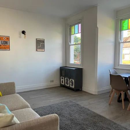 Bright And Stylish 2 Bedroom First Floor Flat Londres Exterior foto