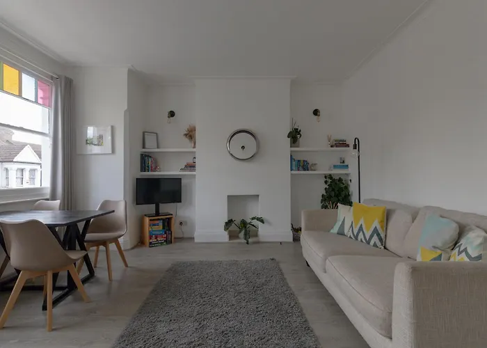 Bright And Stylish 2 Bedroom First Floor Flat
