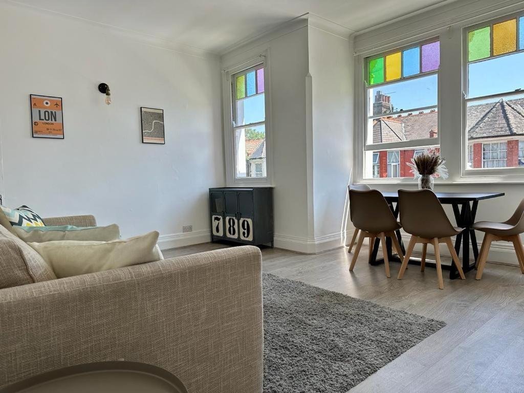 Bright And Stylish 2 Bedroom First Floor Flat Appartamento Londra